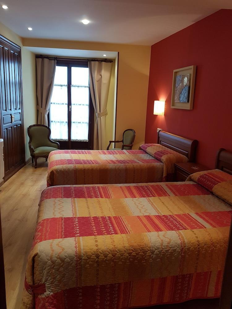 Hotel Rural La Plaza Caso Екстер'єр фото