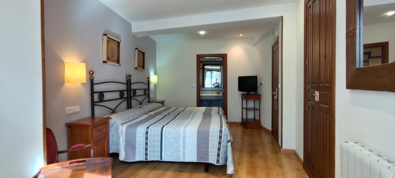 Hotel Rural La Plaza Caso Екстер'єр фото