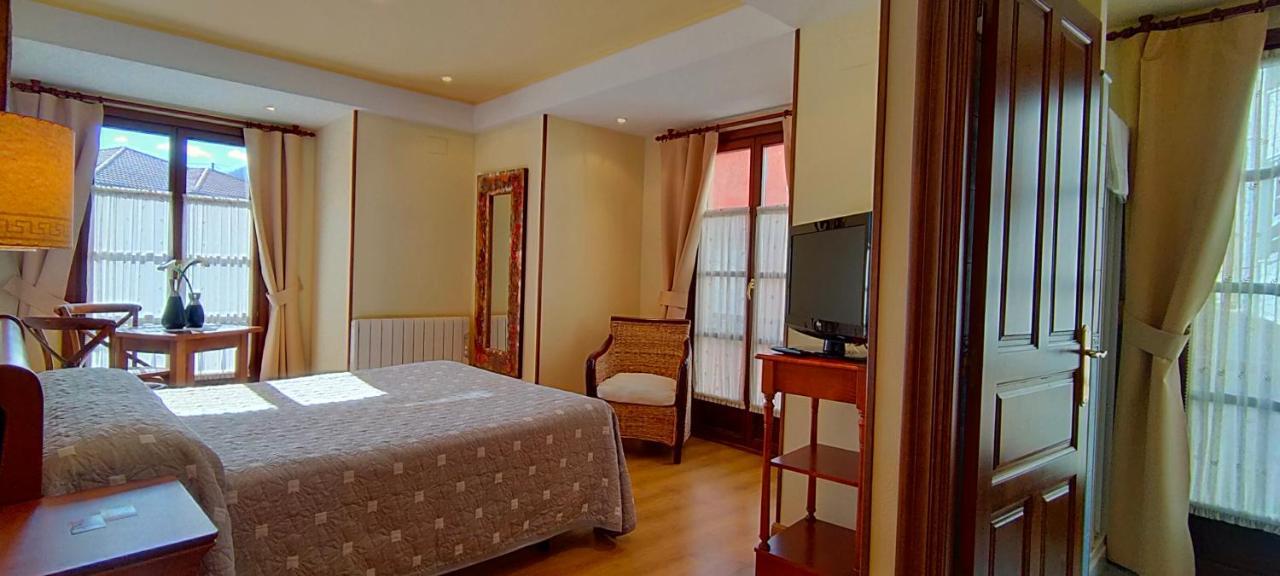 Hotel Rural La Plaza Caso Екстер'єр фото
